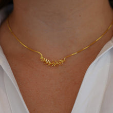 Load image into Gallery viewer, choker leaf plant gold silver